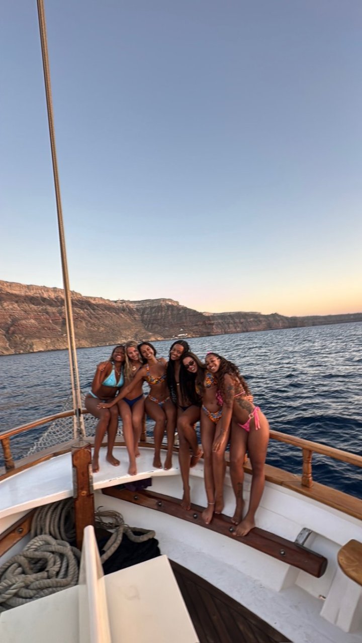 stunning santorini sunset cruise